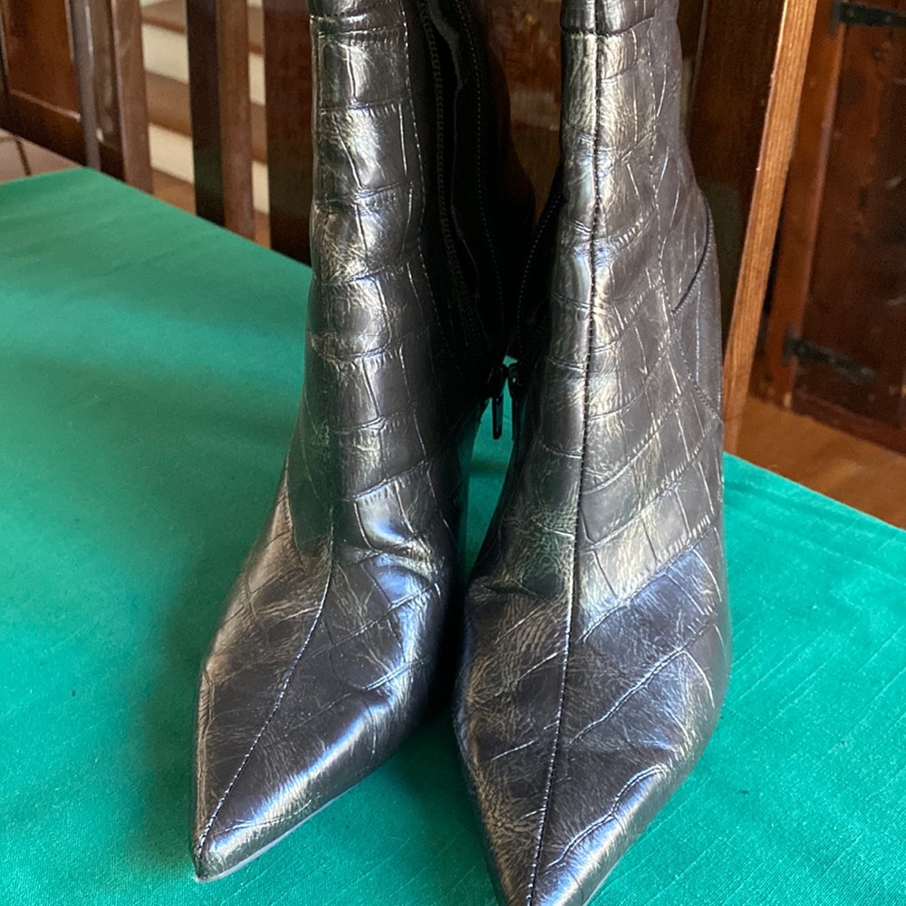 Nine West designer size 8 pair of ladies 18 inch tall zippered boots